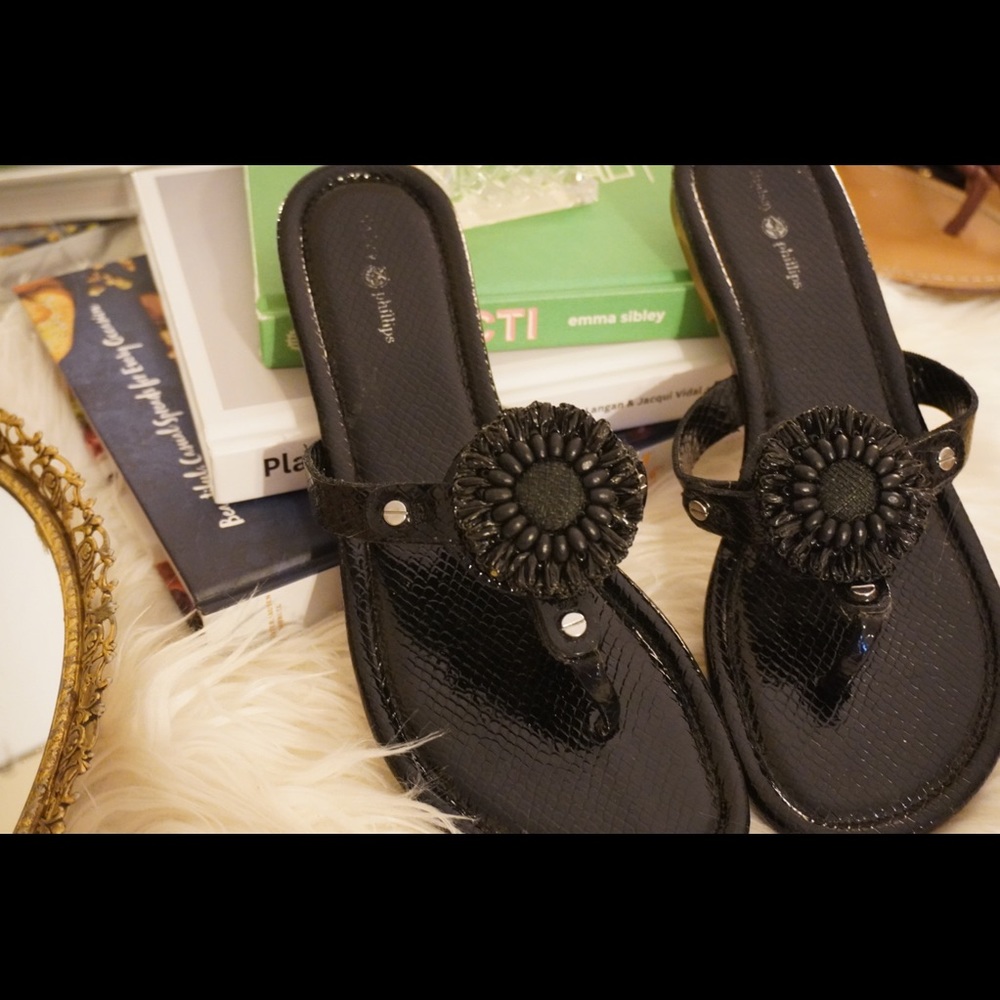 Interchangeable black patent leather flip flops